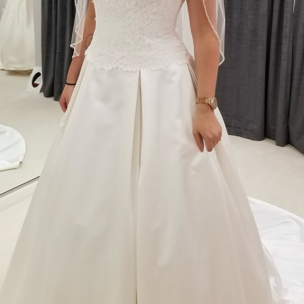Elegant White Lace Wedding Dress